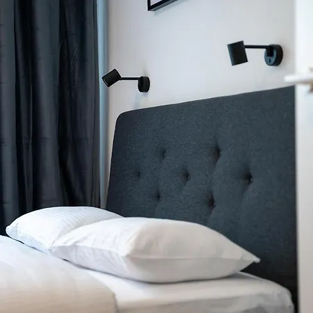 Dzielna Standard By Bookinghost * Warschau