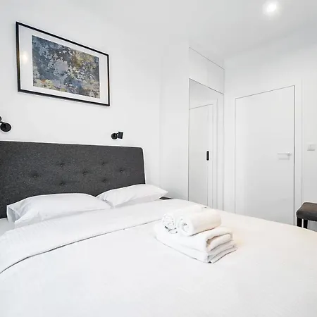 Dzielna Standard By Bookinghost 华沙